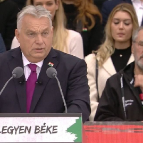 Orbán mérsékeltebben kampányol, de a rendszer ettől függetlenül egyre autokratikusabb