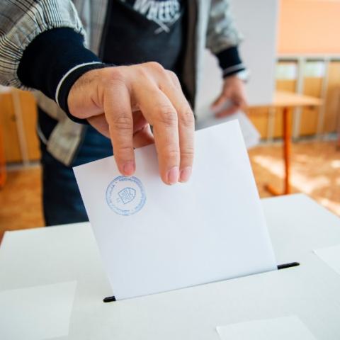 A cseheket foglalkoztatják legkevésbé az európai választások miközben Lengyelországban várhatóan magas lesz a részvétel 
