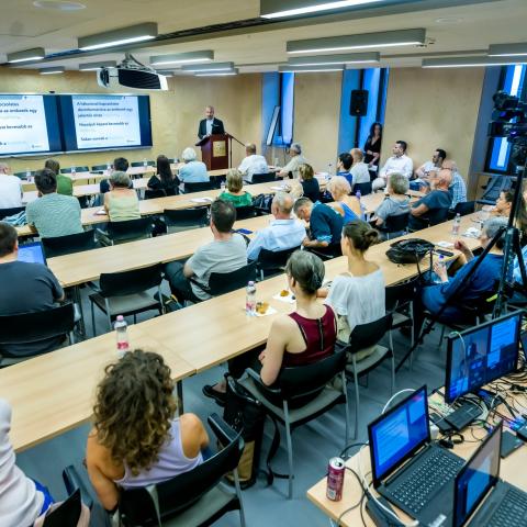 Objektivitás és/vagy propaganda? – Tények vs. álhírek a médiában és a politikában