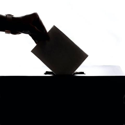 Ismét népszavazási kezdeményezéssel szeretné visszavenni a kormány az irányítást