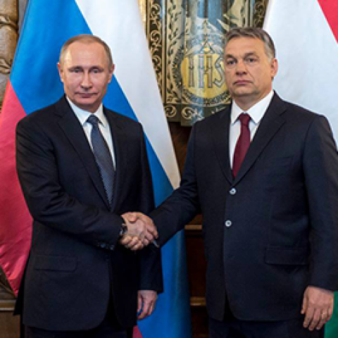 Orbán tovább menetel a putyini úton